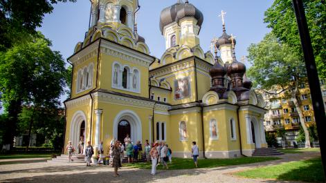 Seniorzy stoją przy hrubieszowskiej cerkwi