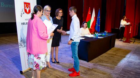 Monika Podolak Sekretarz Miasta gratuluje chłopcu nagrody, dyplom wręczy przewodnicząca rady miasta anna naja