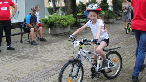 Dziewczynka jedzie rowerem