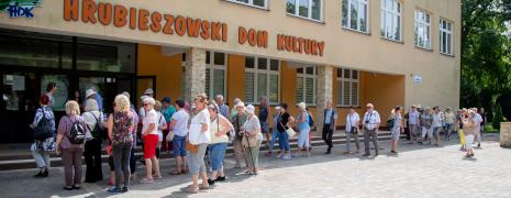 Grupa seniorów zmierza w kierunku Hrubieszowskiego Domu Kultury
