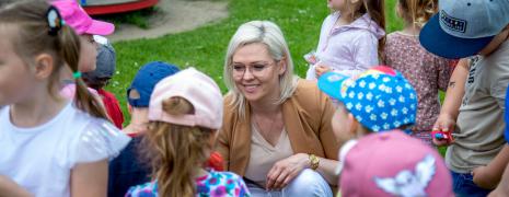 Marta Majewska burmistrz rozmawia z dziećmi
