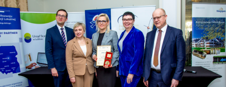 Zdjęcie grupowe, organizatorzy wydarzenia oraz Marta Majewska Burmistrz z nagrodą