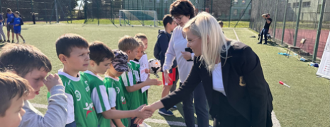 Kobieta gratuluje młodym piłkarzom