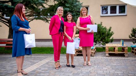 Dziewczynka tzryma nagrodę obok MArta Majewska Burmistrz Miasta i prezes PGKiM
