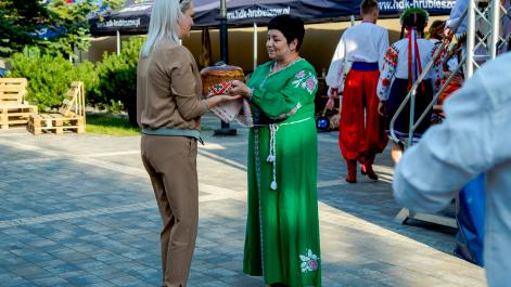 Burmistrz Miasta Marta Majewska odbiera od kobiety ubranej w zieloną sukienkę chleb