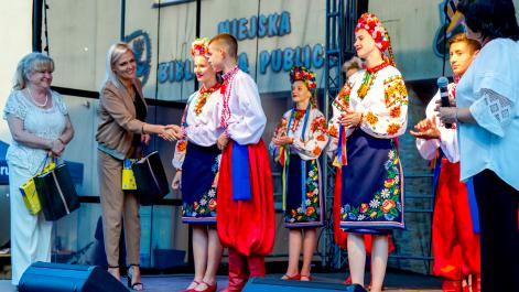 Burmistrz Miasta Marta Majewska gratuluje tancerzom udanego występu