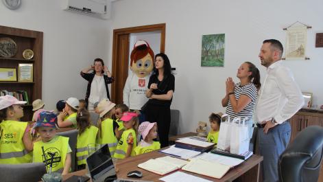 Dzieci, opiekunki i Hrubcio oglądają gabibet burmistrza