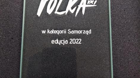 Grawerunek na szkle, napis laureatka konkursu Polka 21 w kategorii samorząd edycja 2022