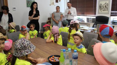 Dzieci, opiekunki i Hrubcio oglądają gabibet burmistrza