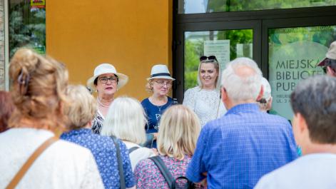 Seniorzy zebrali się na placu przed domem kultury, wita ich Burmistrz Miasta Marta Majewska