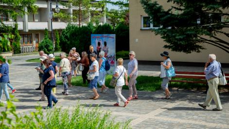 Seniorzy przechodzą idą zwiedzać Hrubieszów