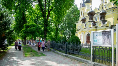 Grupa seniorów przechodzi obok hrubieszowskiej cerkwi