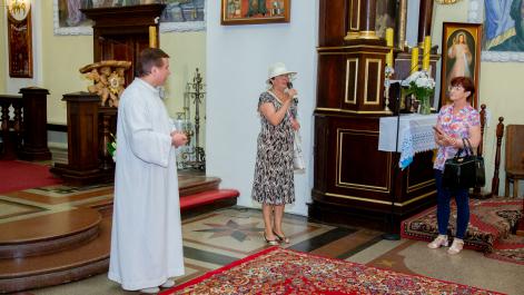 Do seniorów przemawia Emilia Feliksiak, przewodnicząca Hrubieszowskiej Rady Seniorów, obok stoi gwardian