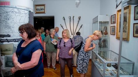 Seniorzy oglądają wystawy stałe w muzeum