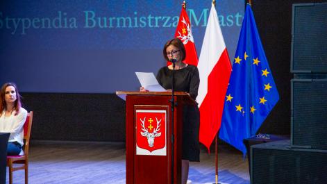 Monika Podolak przewodnicząca komisji stypendialnej czyta protokół z posiedzenia.