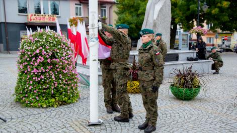 delegacja żołnierzy wciąga flagę na maszt