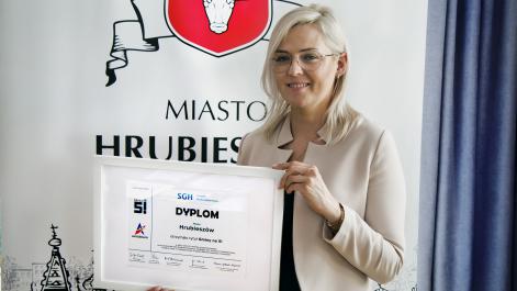 Burmistrz Miasta Marta Majewska trzyma w rękach dyplom Gmina na 5