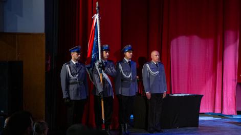 Poczet sztandarowy policjantów ubranych w galowe mundury