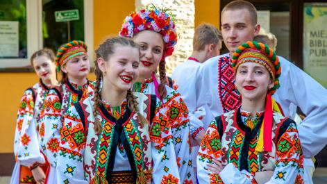 Zespół z Ukrainy, dziewczynki w tradycyjnych kolorowych ukraińskich strojach