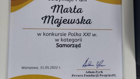 fotografia przyznanego dyplomu Marcie Majewskiej Burmistrza Miasta Hrubieszowa