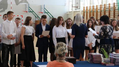 Burmistrz miasta Marta Majewska wręcza dyplomy dzieciom