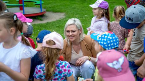Marta Majewska rozmawia z dziewczynkami, dzieci są bardzo zainteresowane