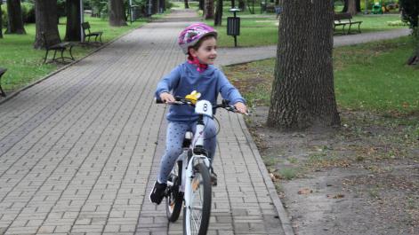 Dziewczynka jedzie rowerem