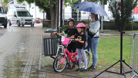 Dziewczynka i chłopiec z rowerami czekają na start