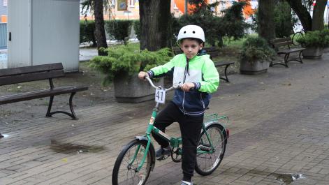 Chłopiec z rowerem
