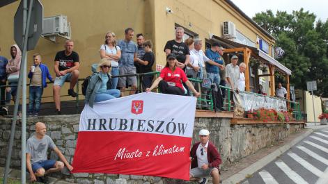 Grupa ludzi trzyma flagę Hrubieszów miasto z klimatem